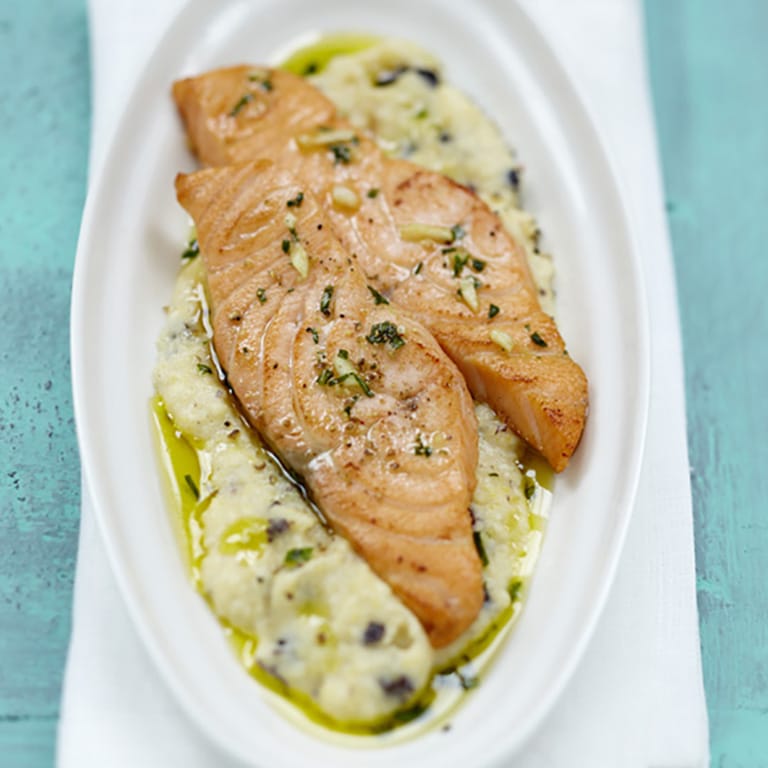 Émincé de Saumon écossais Label Rouge à l'ail, polenta onctueuse aux olives
