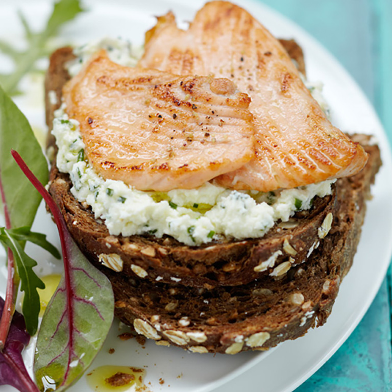 Tartine de fromage frais à la ciboulette et minute de Saumon écossais Label Rouge grillé