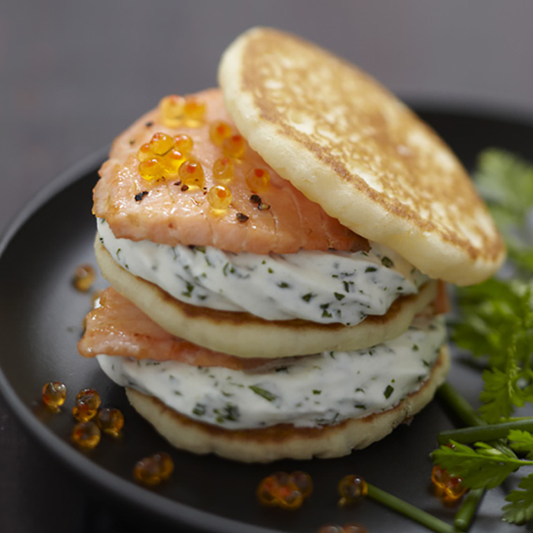 Millefeuille de blinis et Saumon écossais Label Rouge à la chantilly verte