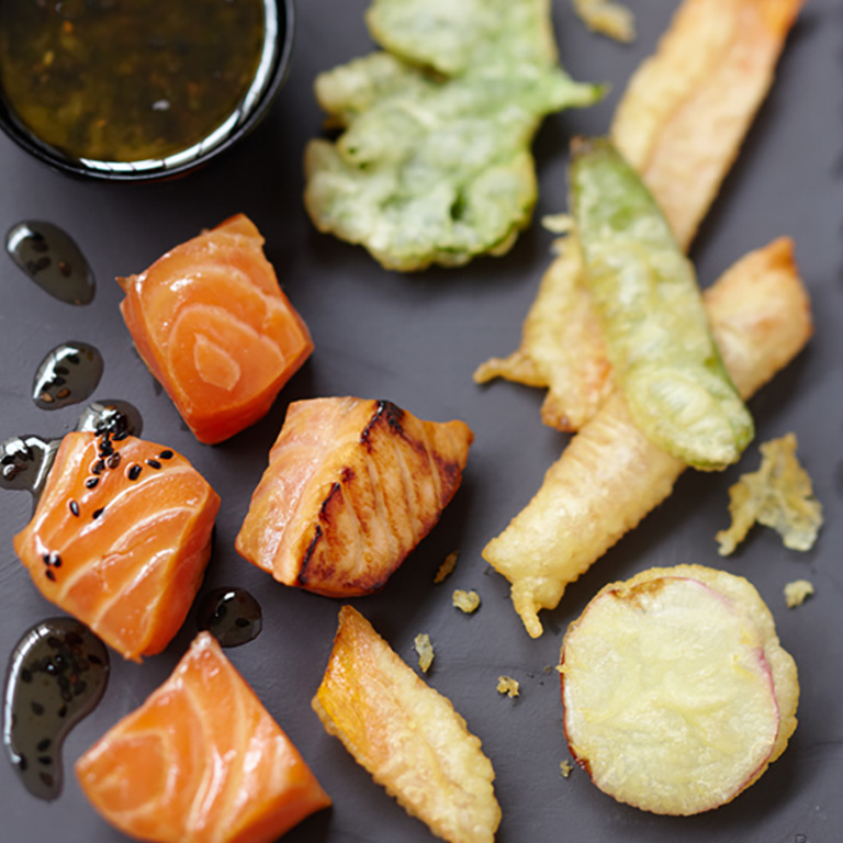 Saumon écossais Label Rouge mariné juste saisi, tempura de légumes