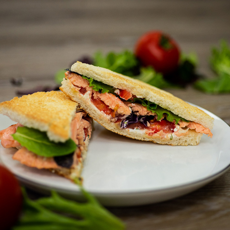 Club sandwich de saumon au chèvre frais comme un burger