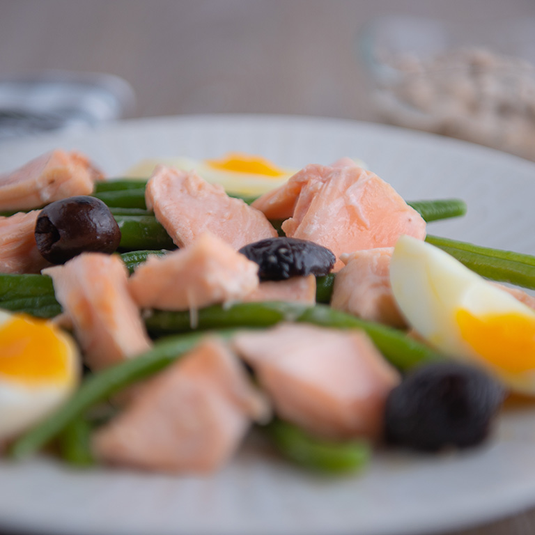 Salade niçoise au saumon, aux haricots verts et aux olives noires