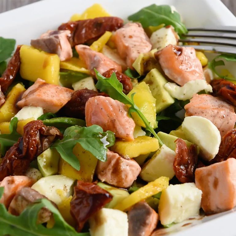 Salade de saumon, mozzarella, mangue et avocat