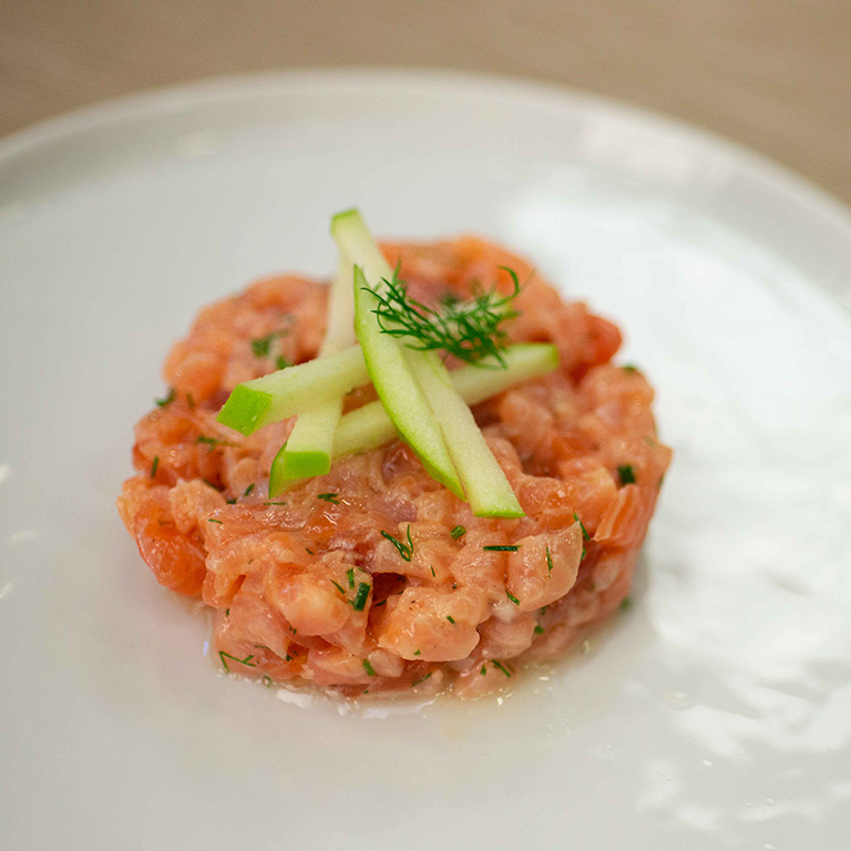 Tartare de saumon à la pomme et au sirop d'érable