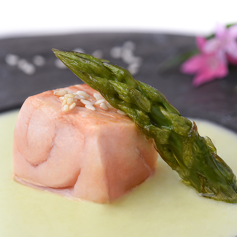 saumon mi-cuit crème d'asperge et sésame